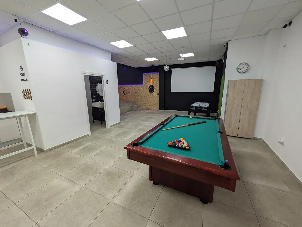 Zona de juegos actual de Sala Vendrell con billar y air hockey