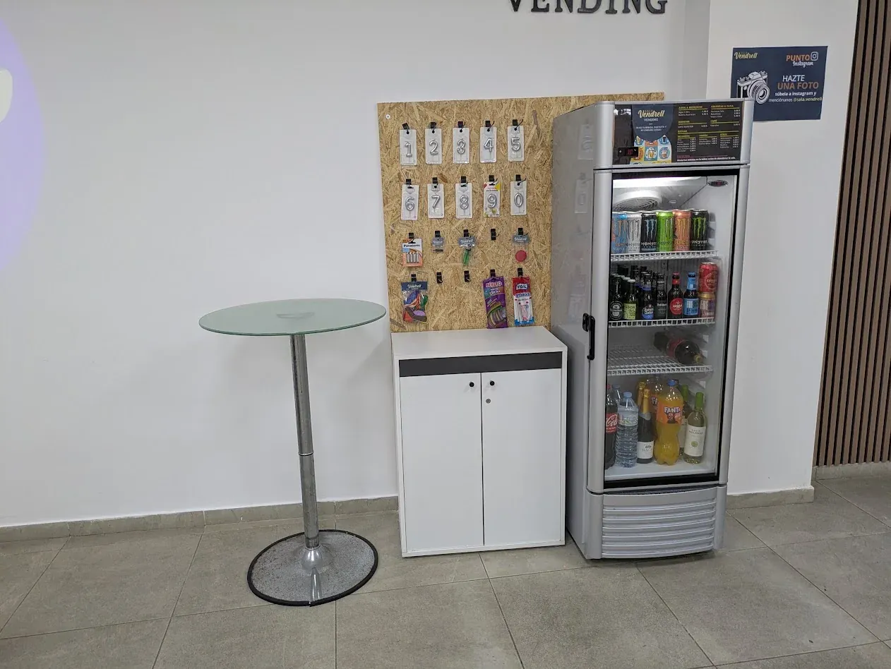 Zona de vending con bebidas y productos para celebraciones